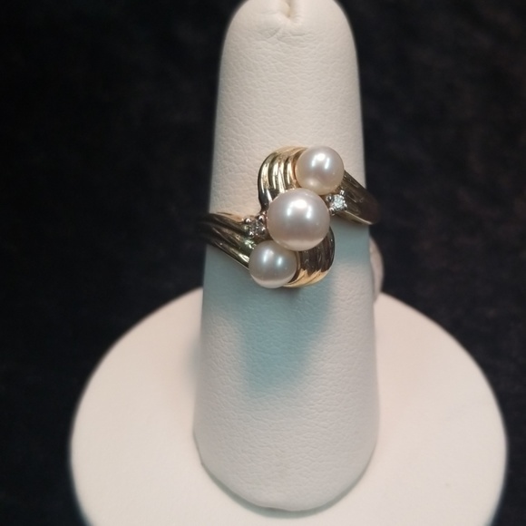 10k yellow gold 3 pearl and diamond ring - Picture 1 of 4